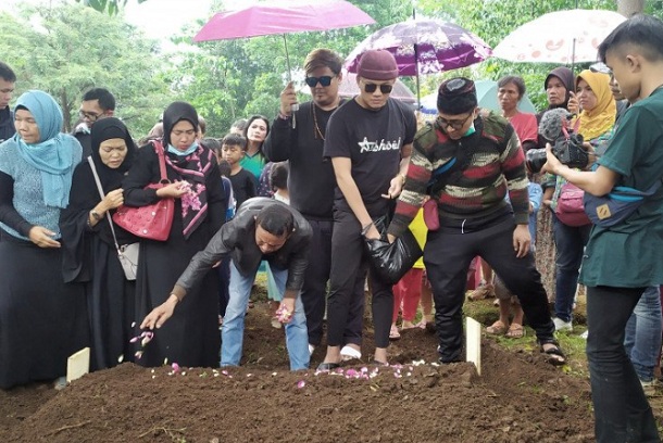 Rizky Febian menabur bunga di makam ibunya, Lina Jubaedah - Antara