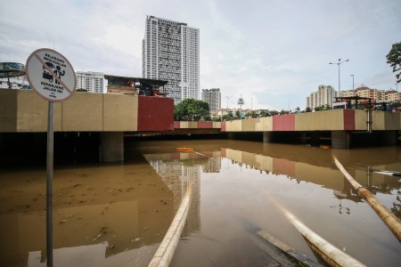 Banjir menutupi Underpass Kemayoran, Jakarta, Minggu (2/2/2020). Banjir di kawasan tersebut diakibatkan intensitas hujan yang tinggi dan drainase yang buruk. ANTARA FOTO/Rivan Awal Lingga - foc.