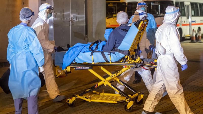 Pekerja medis mengangkut seorang pasien yang diyakini terjangkir virus corona di Hong Kong, China. -  Justin Chin / Bloomberg