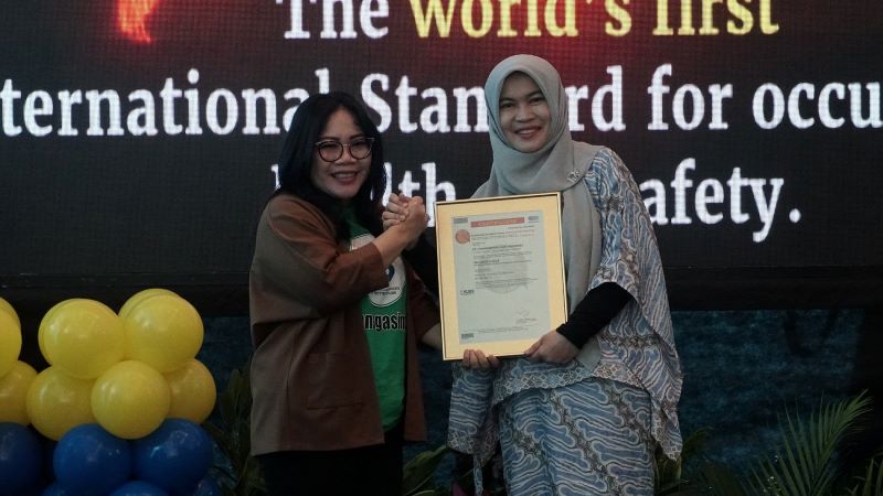 Penyerahan ISO 45001:2018 diberikan langsung oleh Direktur Komersial 1 PT SUCOFINDO (Persero) Herliana Dewi kepada Direktur Utama PT Transportasi Gas Indonesia Zuryati Simbolon - istimewa