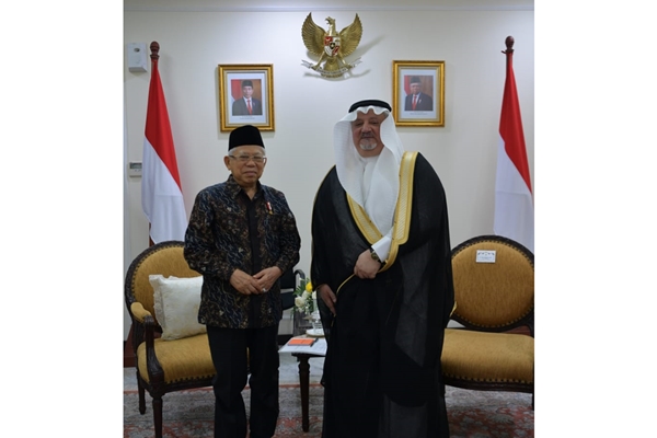 Wapres Ma'ruf Amin bersama Dubes Arab Saudi untuk Indonesia Esam A Abid Althagafi saat melakukan pertemuan di Kantor Wapres, Senin (27/1/2020) - Setwapres