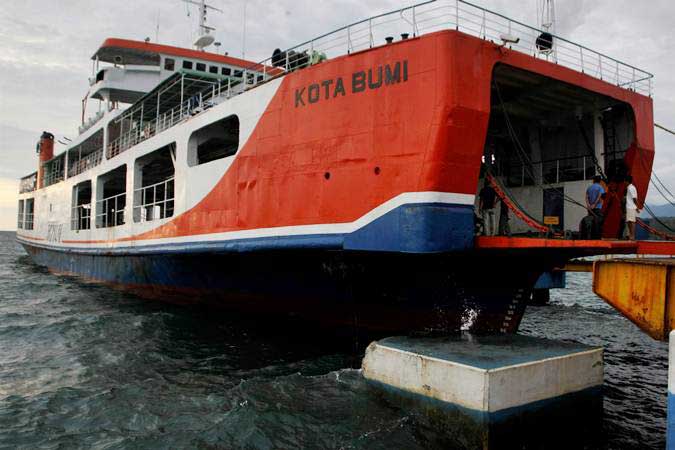 Kapal Feri Kota Bumi bersandar di pelabuhan penyeberangan Kolaka-Bajoe menunggu dibukanya kembali pelayaran akibat cuaca buruk di Kolaka, Sulawesi Tenggara, Rabu (23/1/2019). - ANTARA/Jojon