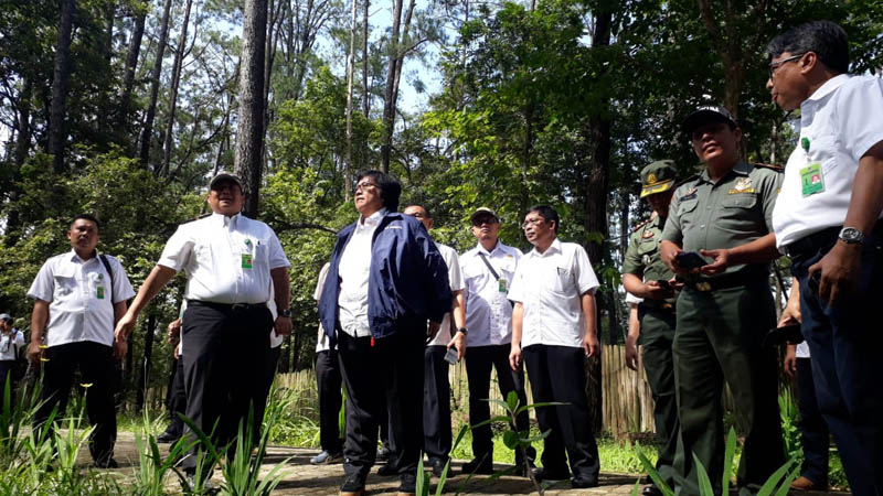 Menteri Lingkungan Hidup Siti Nurbaya (berjaket biru) saat meninjrau kondisi perhutanan sosial di Kawasan Taman Wisata Alam Punti Kayu Palembang, Rabu (21/11/2018). - Bisnis/Dinda Wulandari