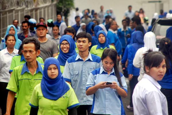 Buruh pabrik garmen berjalan keluar pabrik di Citeureup, Kabupaten Bogor, Jawa Barat, Senin (20/2/2017). - Antara/Yulius Satria Wijaya