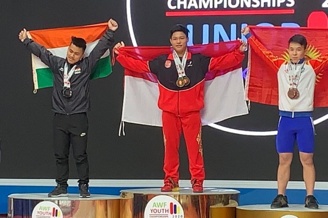  Lifter Indonesia Muhammad Faathir menaiki podium setelah meraih medali emas pada kejuaraan angkat besi junior dan remaja di Tashkent, Uzbekistan, Sabtu (15/2/2020). (ANTARA/HO - PB PABBSI)