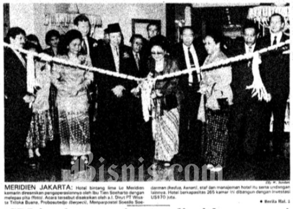 Tien Soeharto tengah meresmikan Hotel Le Meridien, Jakarta, pada Senin (17/2 - 1992).