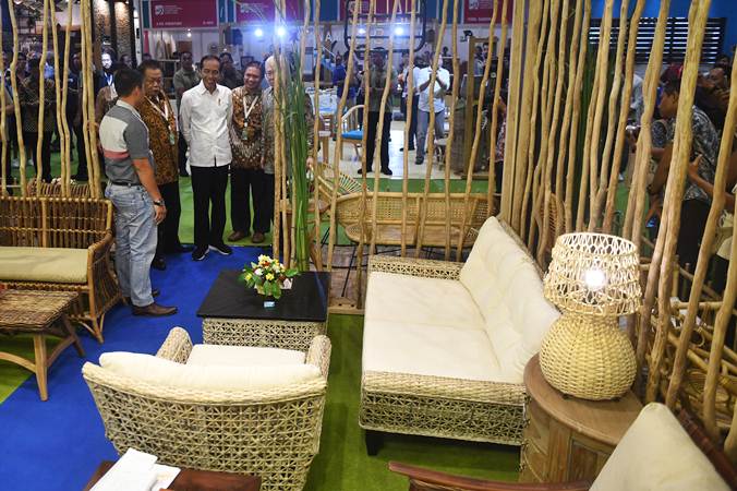 Presiden Joko Widodo (tengah) meninjau pameran International Furniture Expo (IFEX) 2019 di Jakarta, Rabu (13/3/2019). - ANTARA/Akbar Nugroho Gumay