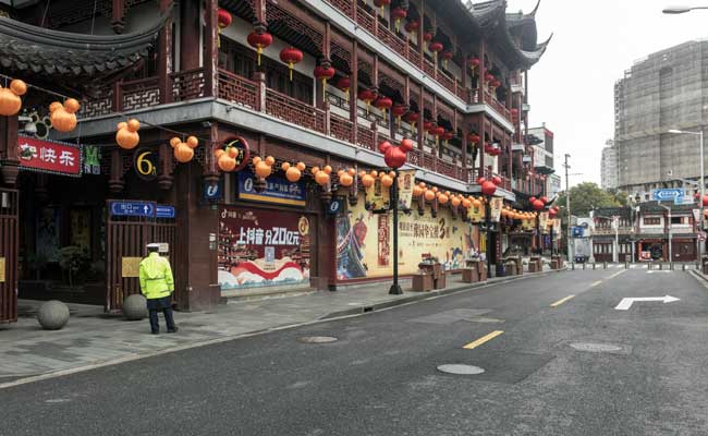 Kondisi jalanan sepi pasca menyebarnya virus corona di Shanghai, China. Bloomberg - Qilai Shen