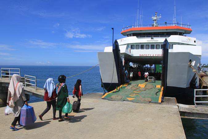 Sejumlah penumpang bersiap memasuki Kapal Motor Penyeberangan (KMP) Teluk Sinabang di Pelabuhan Penyeberangan Meulaboh-Sinabang Desa Gampong Teungoh, Samatiga, Aceh Barat, Aceh, Minggu (26/5/2019). - ANTARA/Syifa Yulinnas