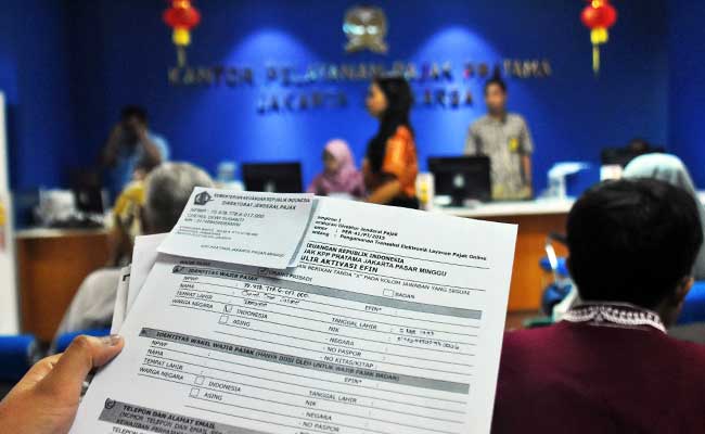 Seorang wajib pajak menunjukkan form aktivasi EFIN agar dapat melakukan pelaporan SPT Pajak Tahunan secara online di Kantor KPP Pratama Jagakarsa, Jakarta Selatan, Jum'at (22/2/2019).ANTARA FOTO - Indrianto Eko