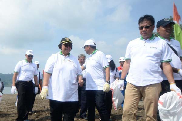 Menteri Lingkungan Hidup dan Kehutanan Siti Nurbaya Bakar (kedua kiri) menghadiri acara peringatan Hari Peduli Sampah Nasional (HPSN), Jumat (21/2 - 2020).Istimewa