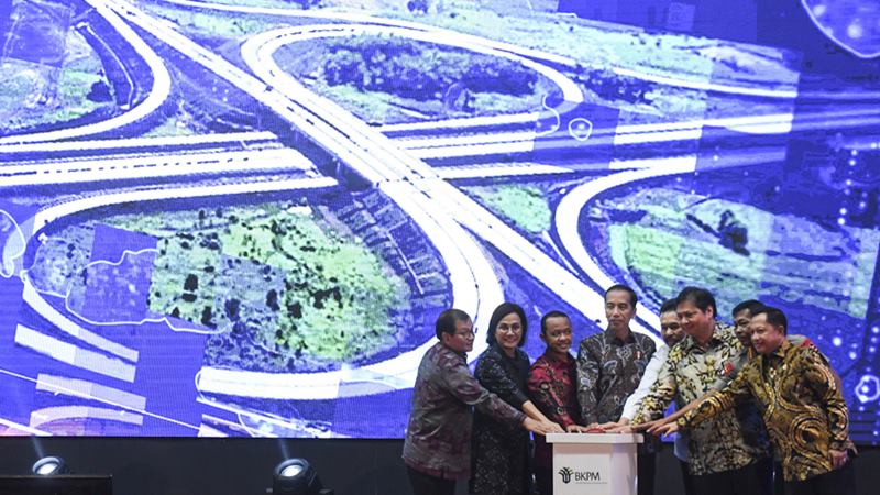 Presiden Joko Widodo (keempat kiri) bersama Kepala BKPM Bahlil Lahadalia (ketiga kiri), Menko Perekonomian Airlangga Hartarto (ketiga kanan), Menteri Keuangan Sri Mulyani (kedua kiri), Mendagri Tito Karnavian (kanan), Jaksa Agung ST Burhanuddin (keempat kanan), Kapolri Jenderal Pol Idham Aziz (kedua kanan) dan Seskab Pramono Anung (kiri) menekan tombol saat membuka Rakornas Investasi 2020 di Jakarta, Kamis (20/2/2020). -  ANTARA / Hafidz Mubarak A\n\n