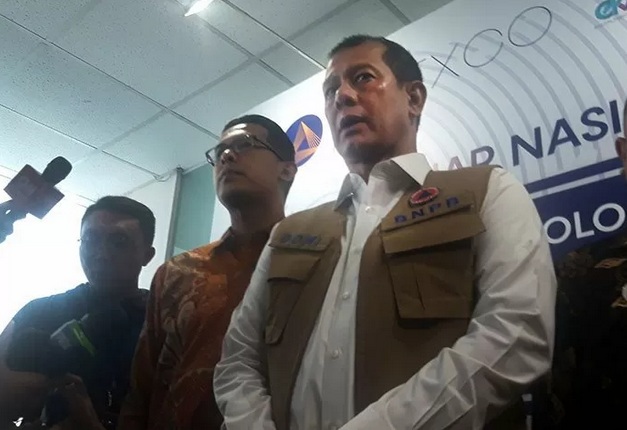 Kepala Badan Nasional Penanggulangan Bencana (BNPB) Doni Monardo memukul gong saat pembukaan kegiatan seminar kebencanaan di Jakarta, Senin (24/2/2020).  - Antara\n\n