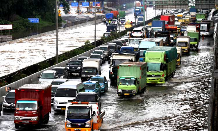 BERITA FOTO : Ketika Banjir Melumpuhkan Transportasi Ibu Kota 
