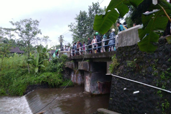 Sejumlah warga berdatangan ke Sungai Sempor di Turi, Sleman. Lokasi ini tenggelamnya siswa SMPN 1 Turi, Jumat (21/2/2020). - Hafit Yudi Suprobo