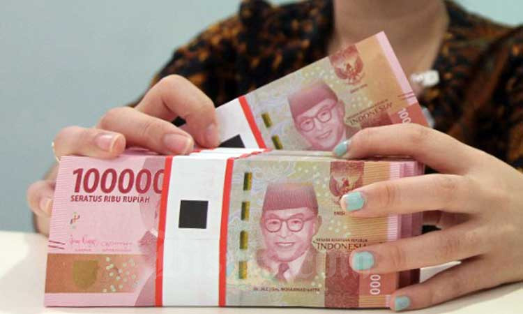 Ilustrasi - Petugas teller menata uang rupiah di salah satu cabang Bank Mandiri di Jakarta, Rabu (19/2/2020). Bisnis - Arief Hermawan P