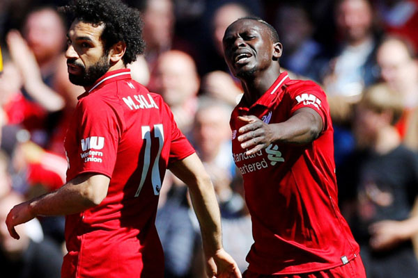Dua penyerang andalan Liverpool, Sadio Mane (kanan) dan Mohamed Salah. - Reuters/Phil Noble