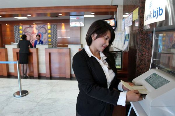 Nasabah mengunjungi kantor PT Bank Pembangunan Daerah Jawa Barat dan Banten Tbk. (Bank BJB), di Jakarta. - JIBI/Dedi Gunawan