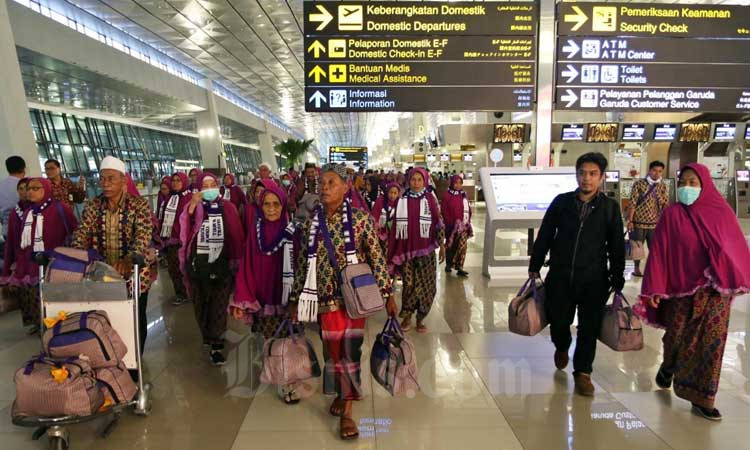 Calon Jamaah Umrah meninggalkan bandara setelah mendapat kepastian gagal berangkat ke Tanah Suci Mekah di Terminal 3 Bandara Soekarno Hatta, Tangerang, Banten, Kamis (27/2/2020). Bisnis - Eusebio Chrysnamurti