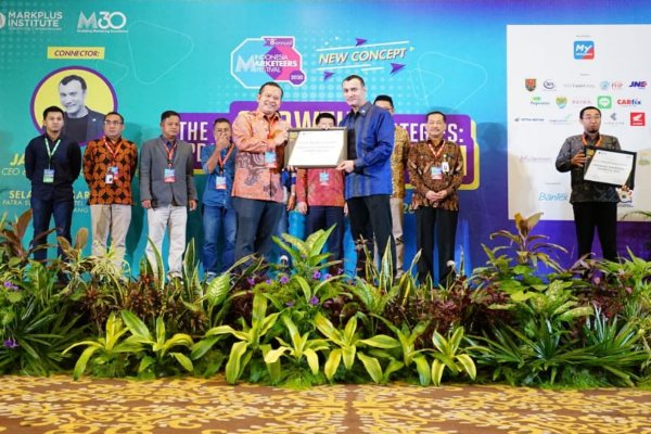 General Manager Patra Semarang Hotel & Convention I Gusti Made Juniarta meraih penghargaan Marketers Award untuk kategori Tourism & Hospitality yang diselenggarakan oleh Markplus bekerjasama dengan majalah Marketeers.