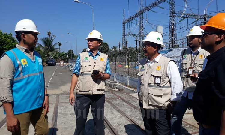 ilustrasi - Vice President Konstruksi Jaringan Regional Sumatra, Binara Nainggolan (kedua dari kiri) saat kunjungan ke GITET 275 kV Binjai pada Selasa (10/3/2020). Bisnis - Azizah Nur Alvi