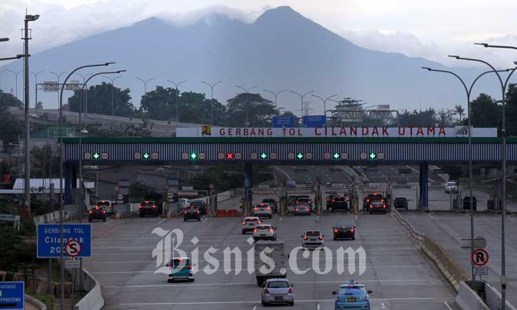 Antrean kendaraan di gerbang tol Cilandak Utama sebelum memasuki tol Depok-Antasari seksi I di Jakarta, Senin (17/2/2020). Bisnis - Arief Hermawan P