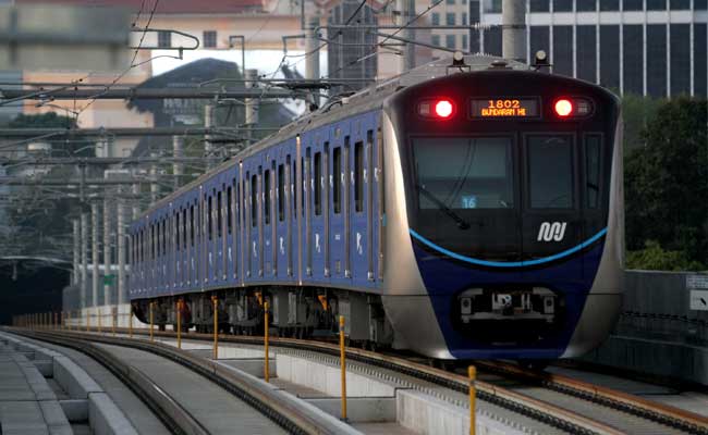 Kereta Moda Raya Terpadu (MRT) melintas di Jakarta. Bisnis - Arief Hermawan P