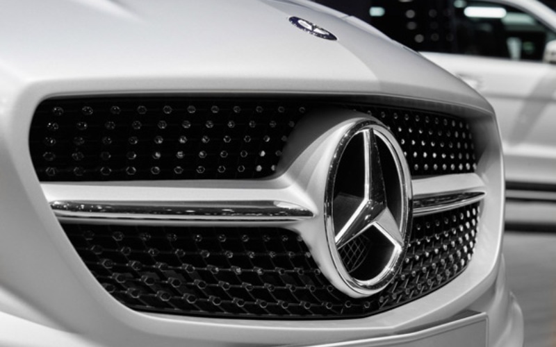 Logo produsen otomotif Mercedes di bagian depan salah satu produknya yang tengah dipamerkan - Dok./Daimler.