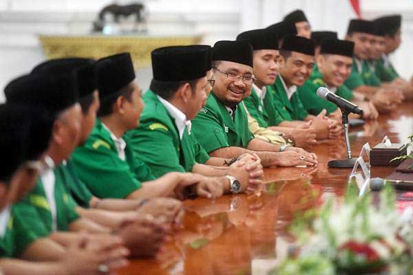 Ketua Umum Gerakan Pemuda (GP) Ansor Yaqut Cholil Qoumas (tengah) memperkenalkan anggotanya saat pertemuan dengan Presiden Joko Widodo di Istana Merdeka, Jakarta, Jumat (11/1/2019). - ANTARA/Akbar Nugroho Gumay