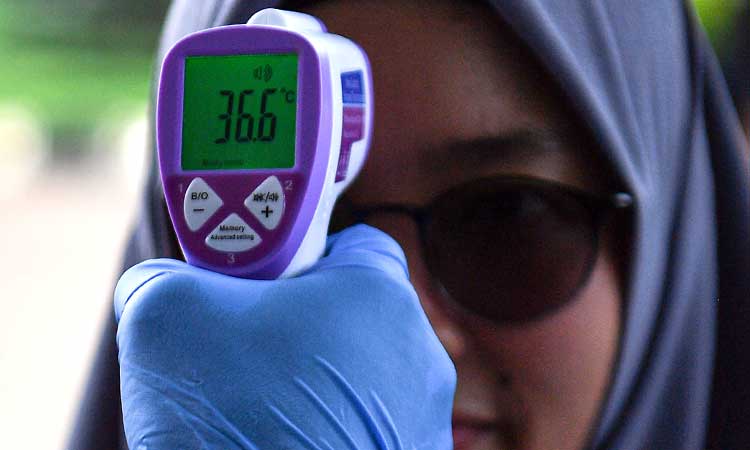 Anggota Paspampres memeriksa suhu tubuh seorang pegawai di kompleks Istana Kepresidenan, Jakarta Pusat, Selasa (3/3/2020). Pemeriksaan kondisi suhu tubuh bagi tamu maupun pejabat tersebut untuk mengantisipasi penyebaran virus corona atau Covid-19 di lingkungan Istana Kepresidenan. - ANTARA FOTO/Sigid Kurniawan