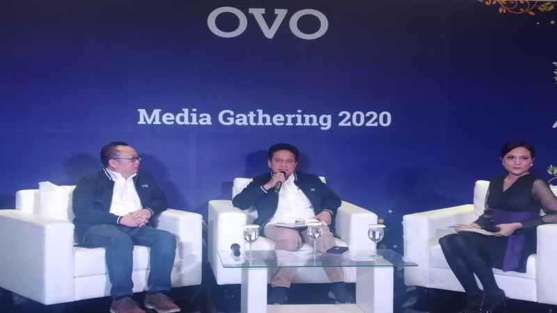Co-Founder/CEO Bareksa Karaniya Dharmasaputra (kiri) dan Mirza Adityaswara (tengah) saat konferensi pers usai ditunjuk menjadi komisaris utama OVO. - Bisnis/Akbar Evandio   