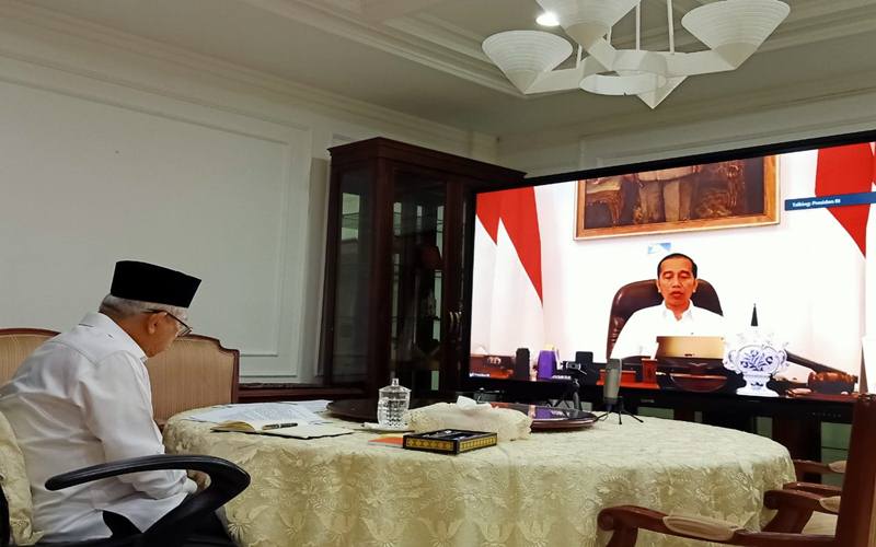 Wakil Presiden Ma'ruf Amin saat melakukan rapat terbatas dengan Presiden Jokowi di rumah dinasnya, Rabu (18/3/2020). Rapat melalui video conference dilakukan seiring dengan arahan work from home dari presinden. - Istimewa