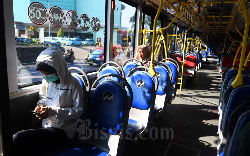 Suasana didalam bus transjakarta sepi penumpang di Cibubur, Jakarta, Selasa (17/3/2020). Bisnis - Abdurachman