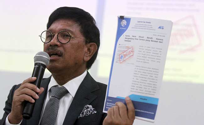 Menteri Komunikasi dan Informatika Johnny G Plate memberikan keterangan saat konferensi pers Komunikasi Publik Penanganan Virus Corona di Jakarta, Senin (3/2). Bisnis - Arief Hermawan P