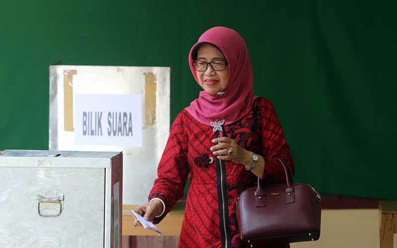 Ibunda Presiden Jokowi  Sujiatmi Notomiharjo mencoblos di TPS 23 Manahan, Solo,  dalam Pilgub Jateng Rabu (27/6/2018). JIBI - SOLOPOS?Sunaryo Haryo Bayu