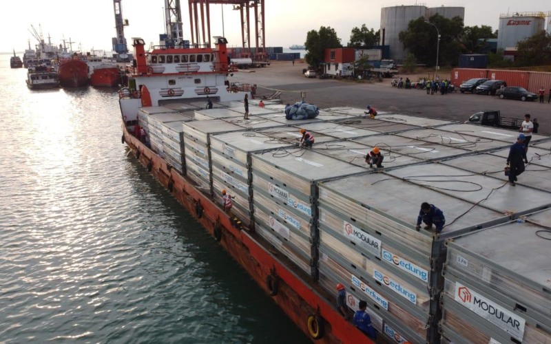 Panel modular siap dikirim menggunakan kapal laut untuk kebutuhan renovasi kamps eks pengungsi Vietnam di Pulau Galang, Kepulauan Riau. - WIKA Gedung