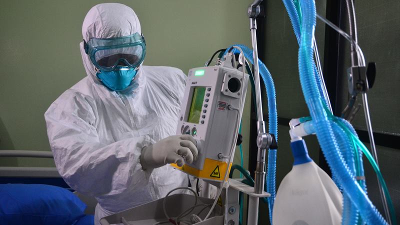 Tim medis melakukan pemeriksaan terhadap seorang pasien saat kegiatan simulasi penanganan virus Corona di RSUD Dr. Loekmono Hadi, Kudus, Jawa Tengah, Sabtu (1/2/2020). -  ANTARA / Yusuf Nugroho
