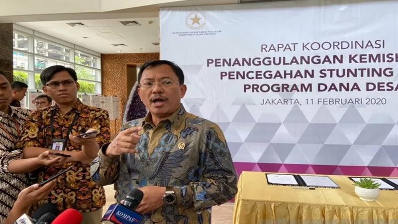 Menteri Kesehatan Terawan Agus Putranto usai mengikuti rapat koordinasi Tim Nasional Percepatan Penanggulangan Kemiskinan (TNP2K) di Gedung Grand Kebon Sirih Jakarta, Selasa (11/2/2020). - Antara