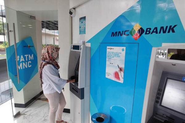 Nasabah bertransaksi melalui mesin anjungan tunai mandiri Bank MNC di Jakarta, Senin (27/11). - JIBI/Dwi Prasetya