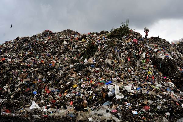 Pemulung mengangkat sampah yang bisa didaur ulang di TPA Antang Makassar, Sulawesi Selatan, Selasa (5 Januari 2016).  -  Antara Yusran Uccang