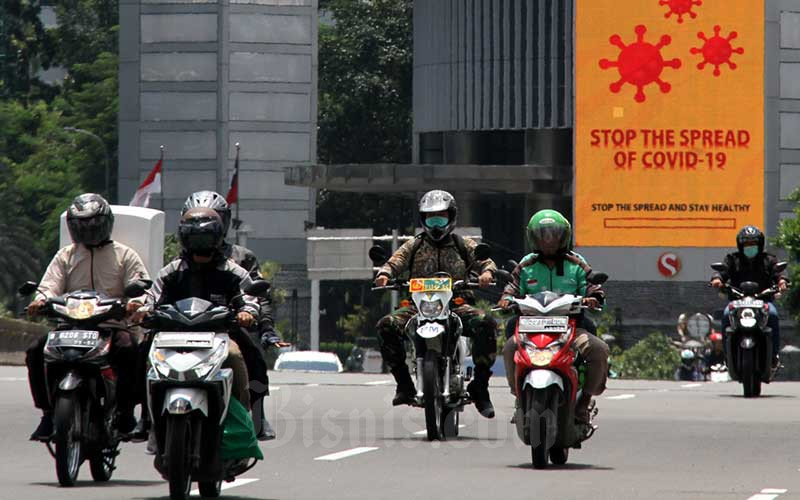 Sejumlah kendaraan melintas di jalan Jenderal Sudirman, Jakarta, Selasa (7/4/2020). Bisnis - Arief Hermawan P 