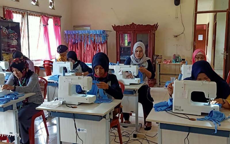 Penjahit memproduksi masker kain di Balai Latihan Kerja Kabupaten Ogan Komering Ilir (OKI), Sumsel. istimewa