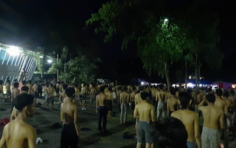 Ratusan remaja pebalap liar yang diamankan Polresta Malang Kota di halaman GOR Ken Arok, Kota Malang, Sabtu (11/4/2020). - Istimewa