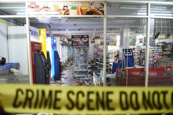 Garis polisi dipasang di sebuah mini market yang dirusak dan dijarah ketika terjadi kericuhan di Penjaringan, Jakarta, Sabtu (5/11) dini hari. Kericuhan tersebut diwarnai dengan aksi pembakaran sepeda motor, perusakan dan penjarahan mini market.  - ANTARA 