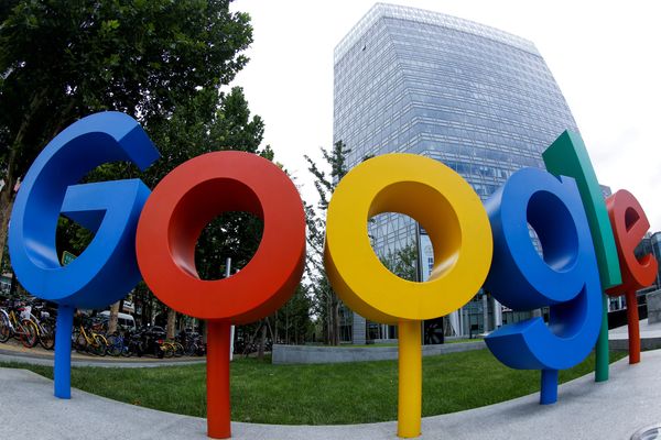 Logo Google terlihat di luar kantor perusahaan teknologi tersebut di Beijing, China, Rabu (8/8). - Reuters/Thomas Peter