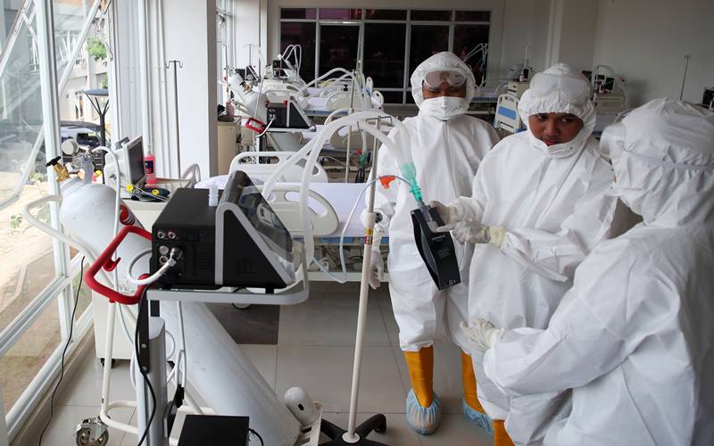 Petugas medis memeriksa kesiapan alat di ruang ICU Rumah Sakit Darurat Penanganan COVID-19 Wisma Atlet Kemayoran, Jakarta, Senin (23/3/2020).  - Antara
