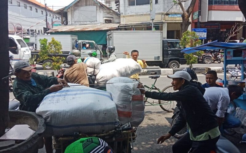 Pasar Grosir  Surabaya  Beroperasi Kembali