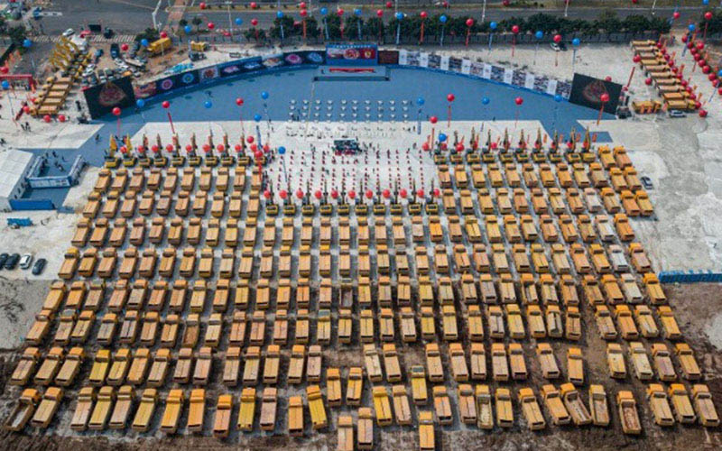Foto aerial yang diambil pada 16 April 2020 menunjukkan truk-truk berjajar saat upacara peletakan batu pertama stadion baru Guangzhou Evergrande di Guangzhou, Provinsi Guangdong, China. Juara China itu membangun stadion baru dengan dana US1,7 miliar./Antara - AFP