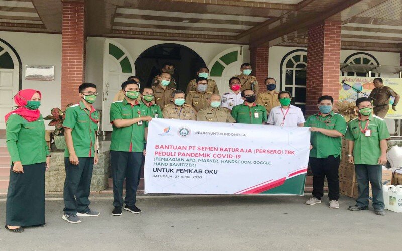 PT Semen Baturaja (Persero) Tbk menyalurkan bantuan alat kesehatan kepada Pemkab Ogan Komering Ulu (OKU) dan Gugus Tugas Covid-19 OKU. - Istimewa