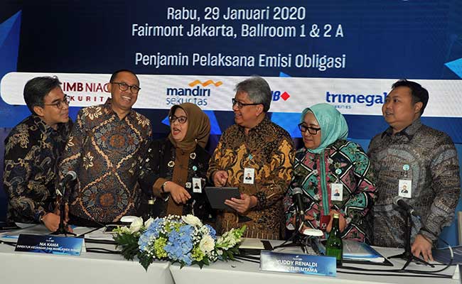 Direktur Utama Bank bjb Yuddy Renaldi (ketiga kanan), Direktur Operasional Tedi Setiawan (kiri), Direktur Kepatuhan Agus Mulyana (kedua kiri), Direktur Keuangan & Manajemen Risiko Nia Kania (ketiga kiri), Direktur Konsumer & Ritel Suartini (kedua kanan) dan Direktur IT, Treasury & International Banking Rio Lanasier, berbincang usai Investor Gathering, di Jakarta, Rabu (29/1/2020).ANTARA/FOTO - Audy Alwi